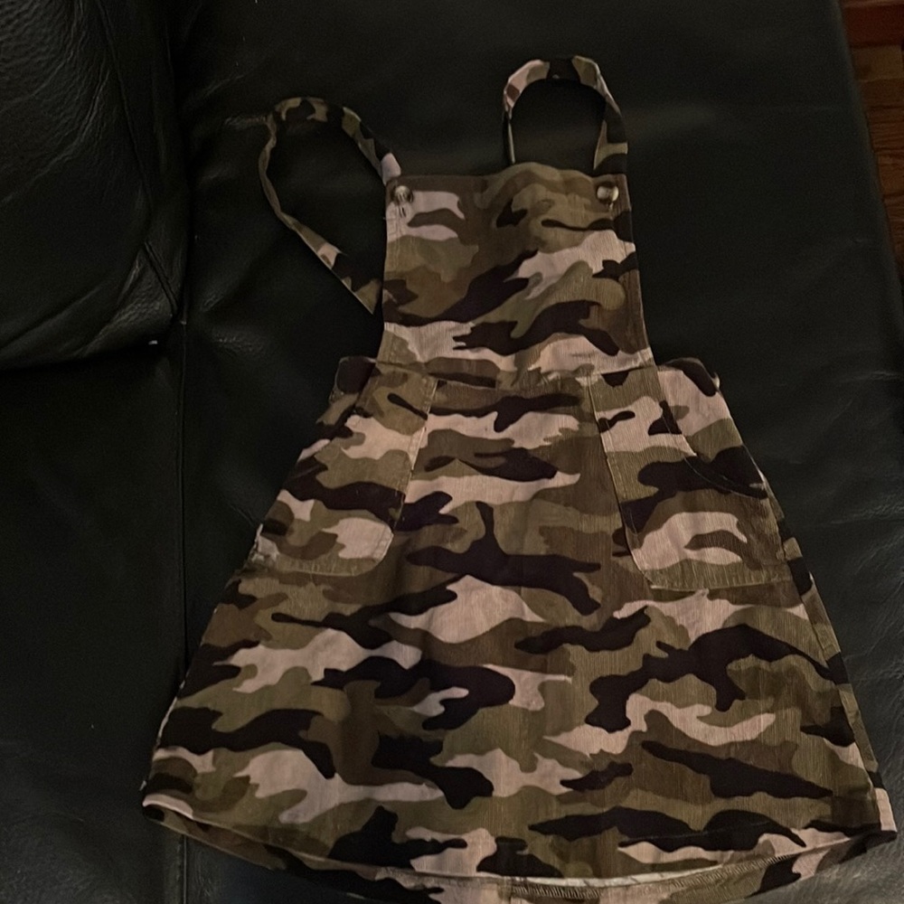 WALKING ON SUNSHINE KIDS' CORDUROY PINAFORE & TEE SET IN CAMO W WHITE TEE